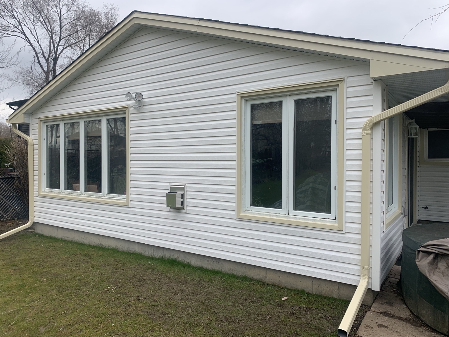 London Ontario siding project after with white horizontal siding soffit fascia and eavestrough