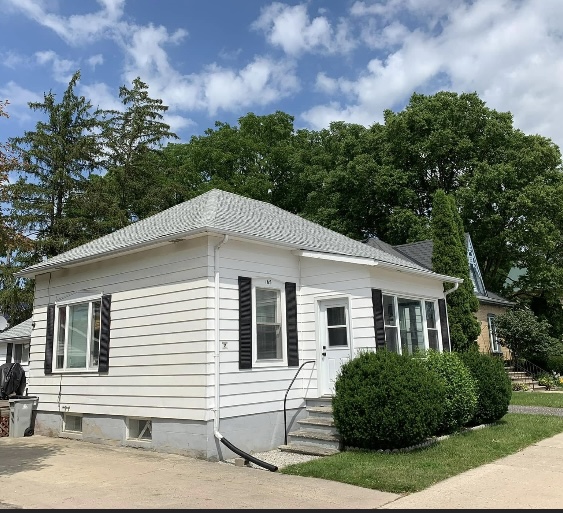 Horizontal Siding & Custom Window Capping - Ailsa Craig, Ontario