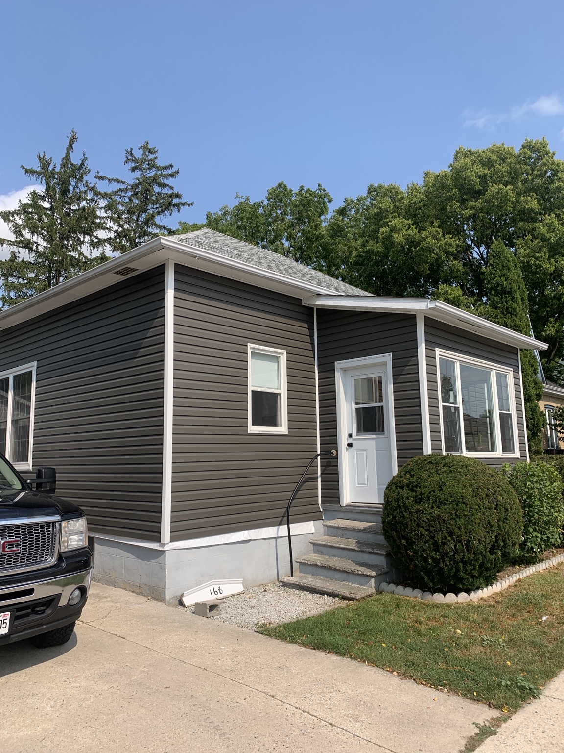 Horizontal Siding & Custom Window Capping - Ailsa Craig, Ontario
